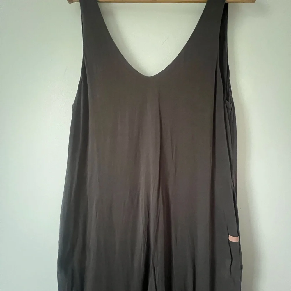 Lunya 100% Organic Pima Cotton Double V Jumpsuit Gray Medium Lightweight Capri - Picture 2 of 7